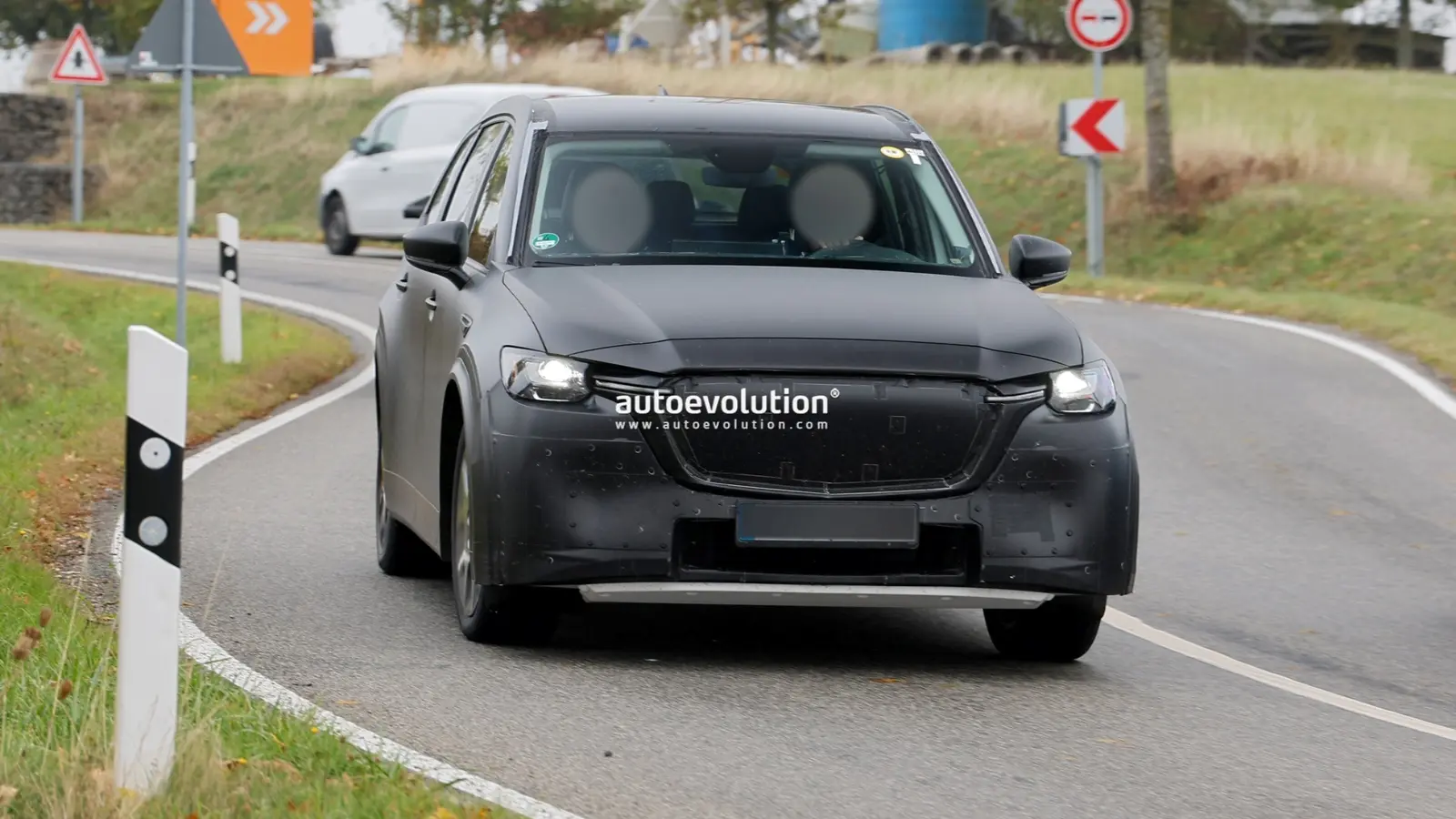 مِیول آزمایشی با بدنهٔ CX-90 در مرکز تست نوربرگ رینگ