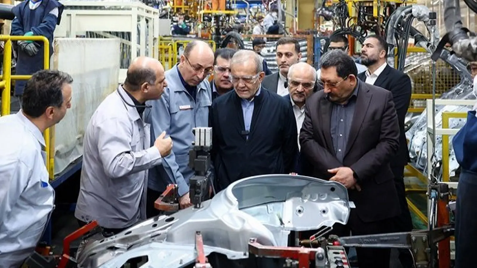 بازدید پزشکیان از خطوط تولید سایپا و تأکید بر موتور کم مصرف